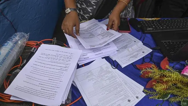 https://www.salarnews.in/public/uploads/images/newsimages/maannewsimage27092026_215701_maannewsimage26062026_173850_Election Commission officials.webp